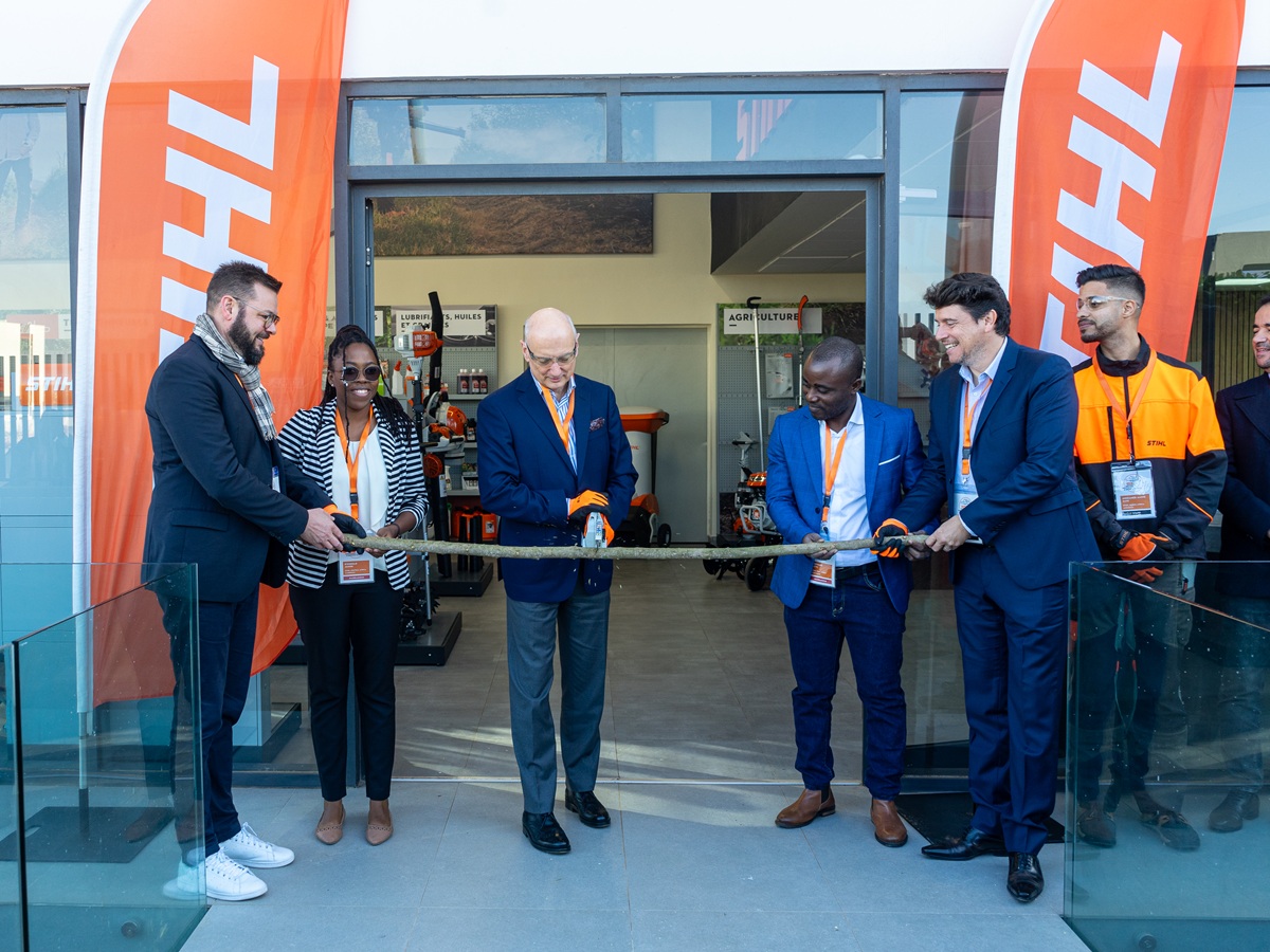 Dr. Nikolas Stihl egy ágvágással jelképesen felavatta a STIHL két legújabb afrikai vállalatát.